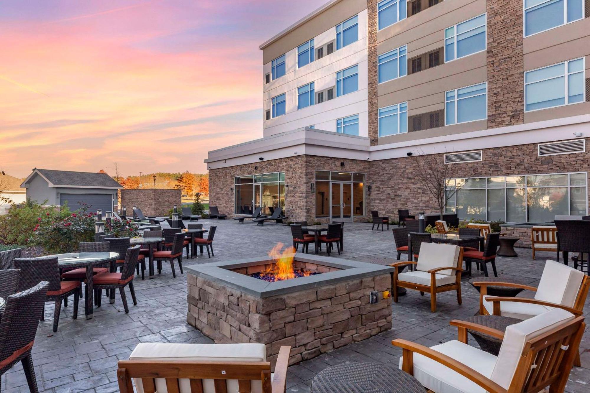 Cambria Hotel Manchester South Windsor Extérieur photo